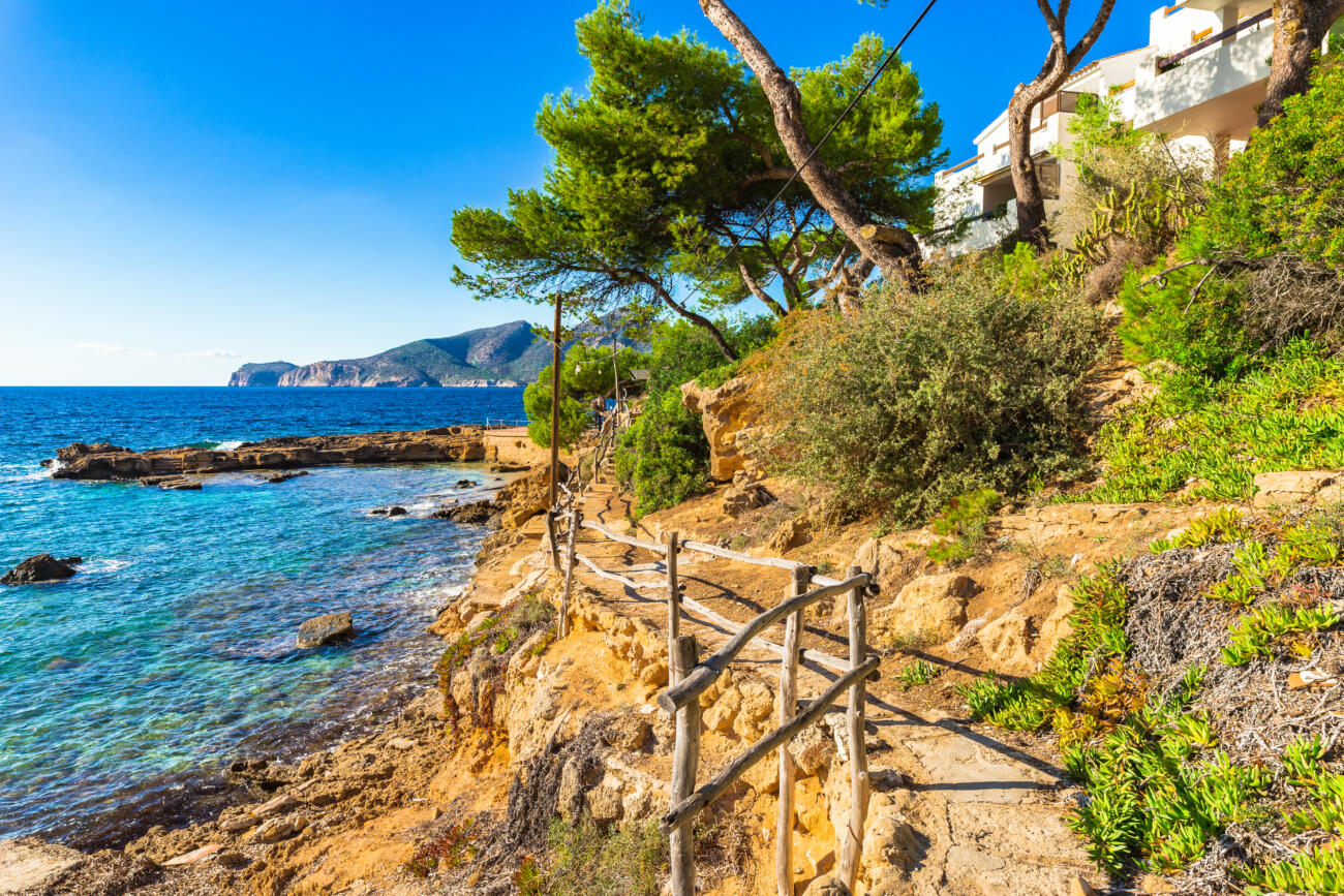 Das Bild zeigt die Cala Pinets, eine kleine Bucht an der Küste von Mallorca, Spanien.