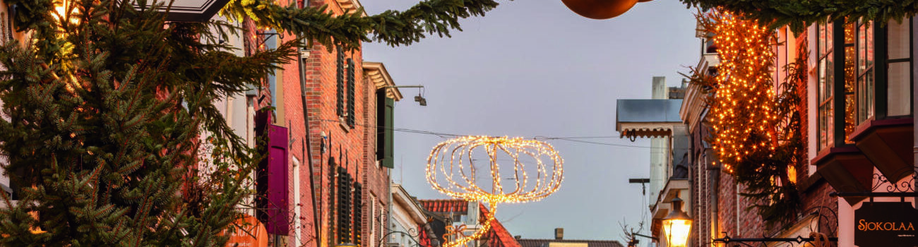 Das Bild zeigt die Walstraat in Deventer, Niederlande, geschmückt mit Weihnachtsdekorationen.