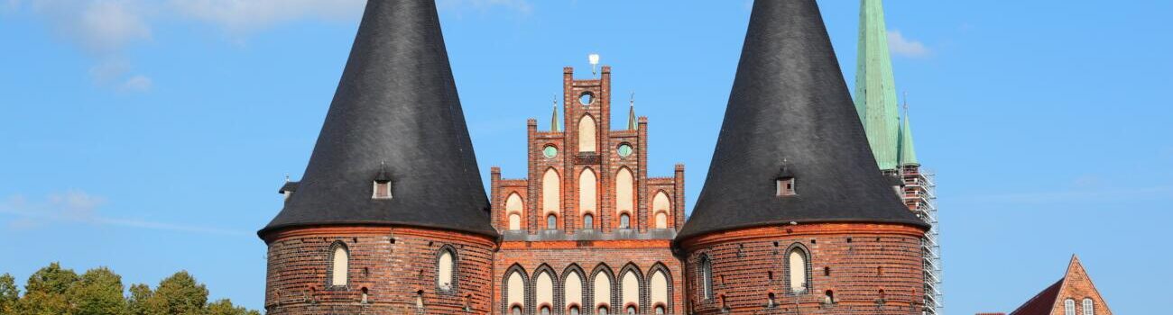 Das abgebildete Gebäude ist das Holstentor in Lübeck, Deutschland.
