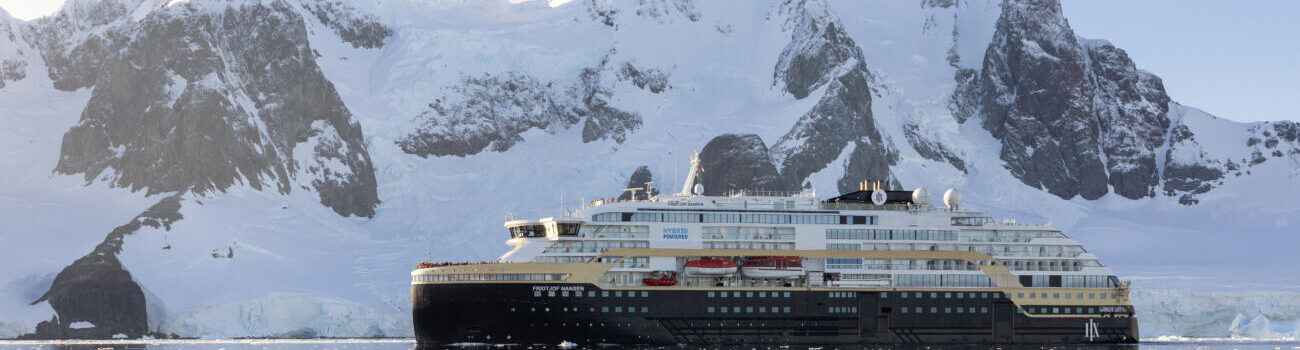 Das Bild zeigt die MS Fridtjof Nansen, ein hochmodernes Hybrid-Expeditionsschiff von HX Hurtigruten Expeditions, das speziell für Reisen in Polargebiete konzipiert wurde.