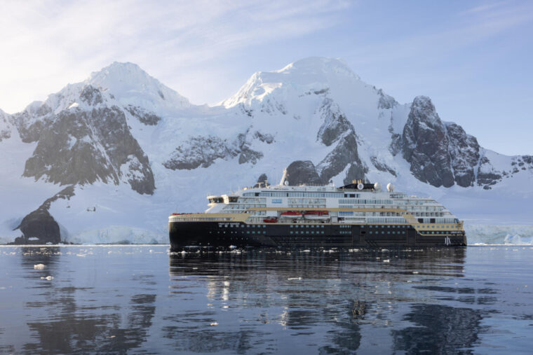 Das Bild zeigt die MS Fridtjof Nansen, ein hochmodernes Hybrid-Expeditionsschiff von HX Hurtigruten Expeditions, das speziell für Reisen in Polargebiete konzipiert wurde.