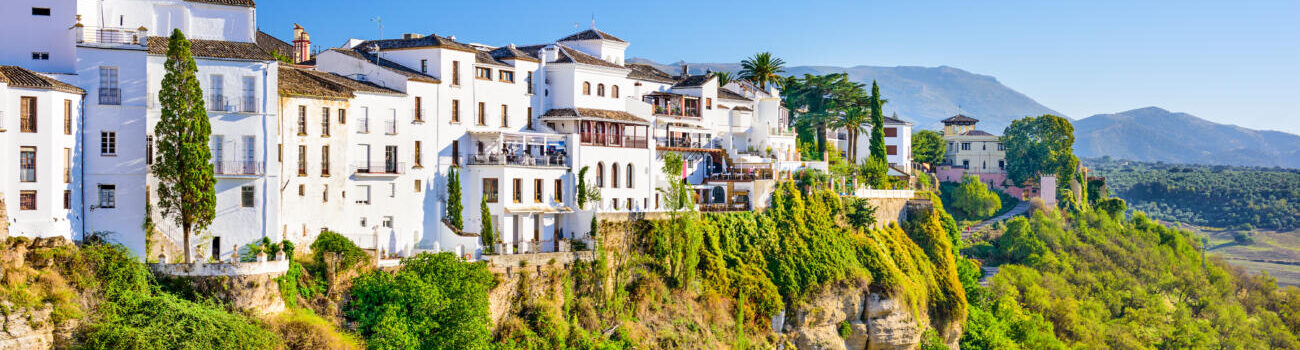Das Bild zeigt die malerische Stadt Ronda in Andalusien, Spanien.