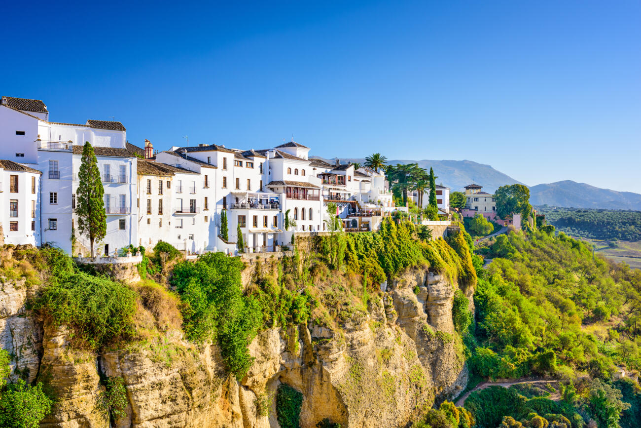 Das Bild zeigt die malerische Stadt Ronda in Andalusien, Spanien.