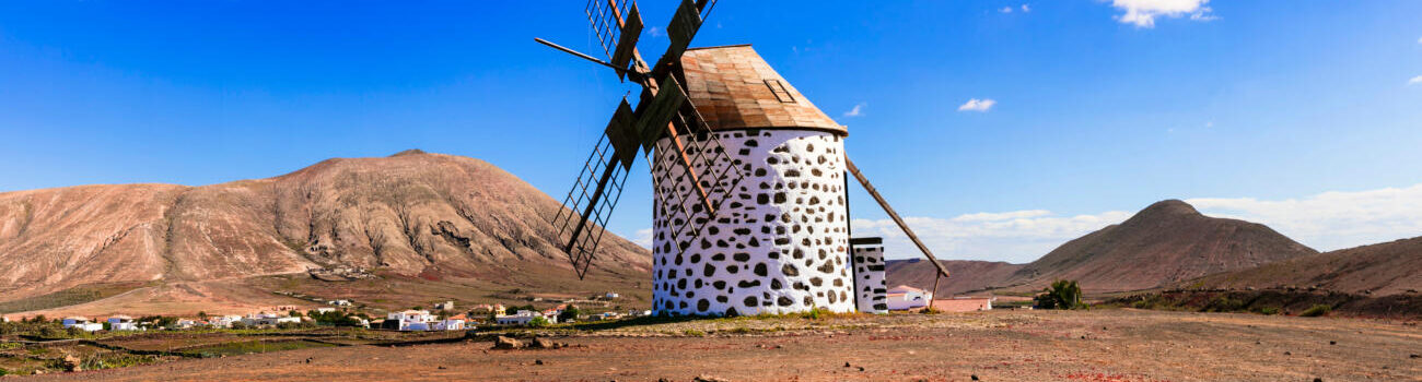 Das Bild zeigt eine Windmühle in Villaverde, Fuerteventura, Kanarische Inseln.