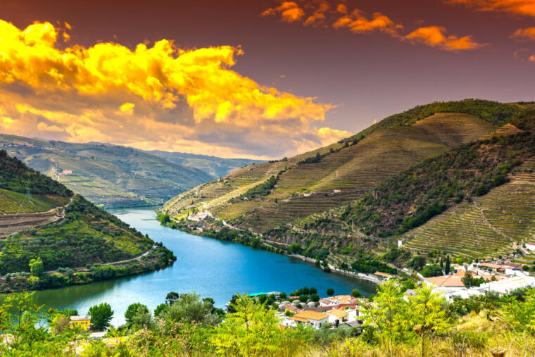 schöne Natur in Portugal: Berge und Seen