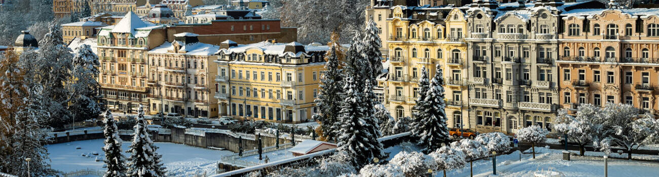 Friedensplatz mit Hotels in Marienbad, einem Kurort im Westböhmischen Bäderdreieck in Tschechien. Rechts das 4-Sterne-Hotel Palace Zvon im Renaissanchestil. Winterlandschaft mit Schnee.