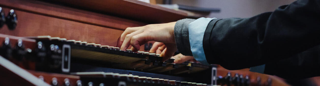 Organist spielt eine Pfeifenorgel